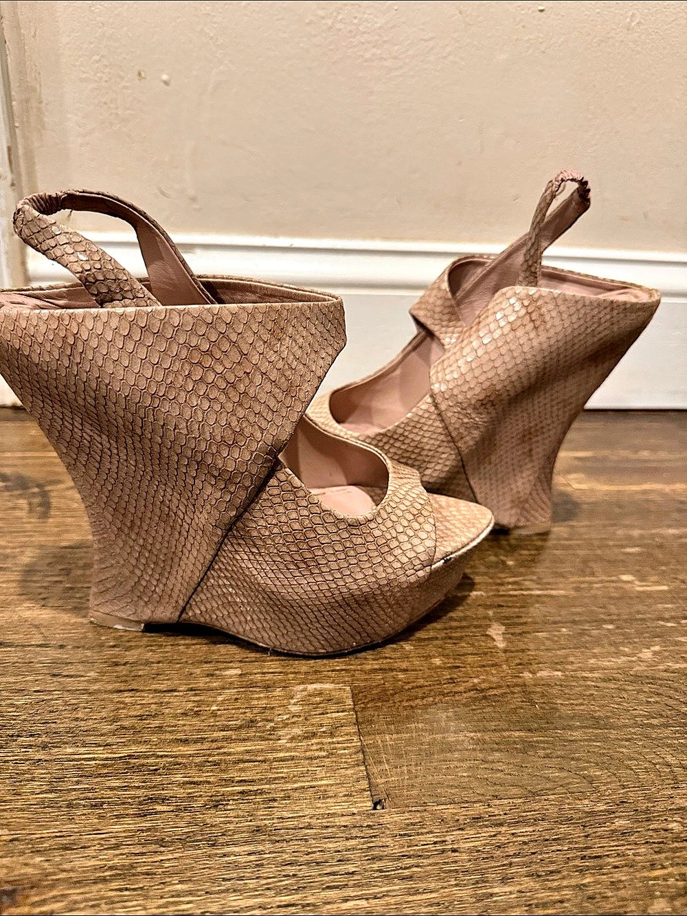 Alice & Olivia by Stacey Bendet Snake-Textured Wedge Sandals in tan 38.5
